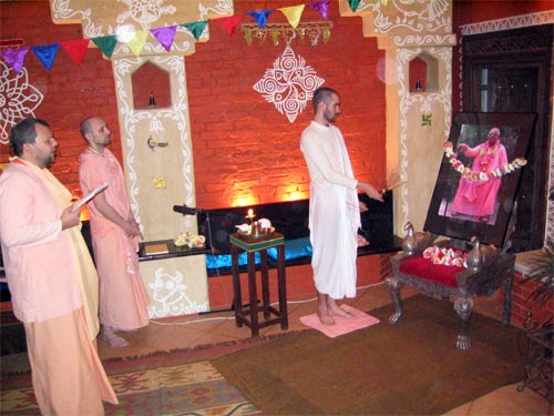 Нитай Чанд проводит церемонию поклонения Гурудеву