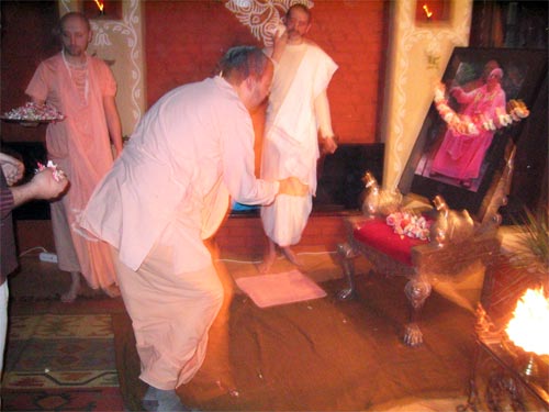 Затем Авадхут Махарадж предлагает Гуруеву цветы ( пушпу ) и полный поклон, и все преданные и даже большинство гостей следуют его примеру