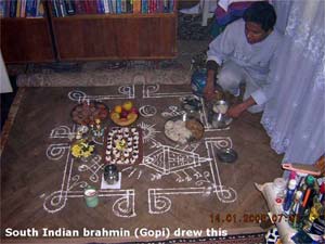 на программы в Тбилиси также приходили два Индуса, наследных <i>брамина</i>. Один из них, по имени Гопи, нарисовал эти благоприятные символы на полу