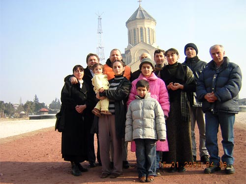 Авадхут Махарадж в обществе других преданных также посетил известные Христианские святыни в Тбилиси