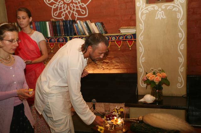 32. Враджа Кишор Прабху проводит арати портрету Шрилы Авадхута Махараджа
