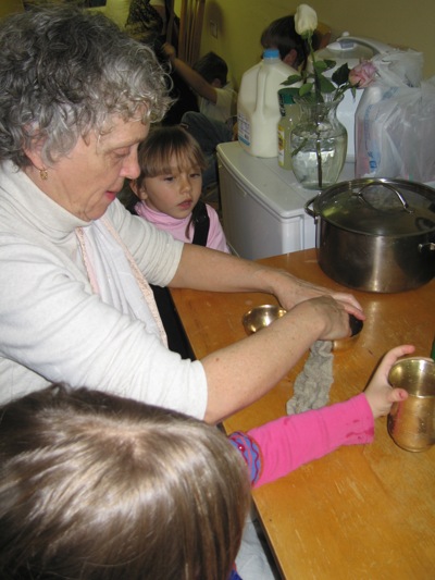 Шрилейка диди и ее внучки как всегда чистят медь.