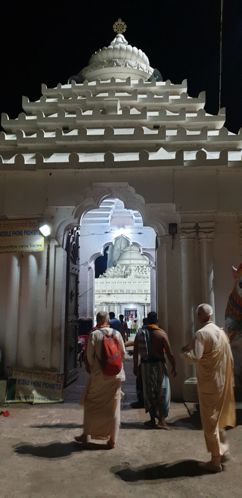 20190329_27_потом посещаем местный храм Джаганнатха где Махапрабху оставил отпечатки тела на камне, расплавил камень..jpg