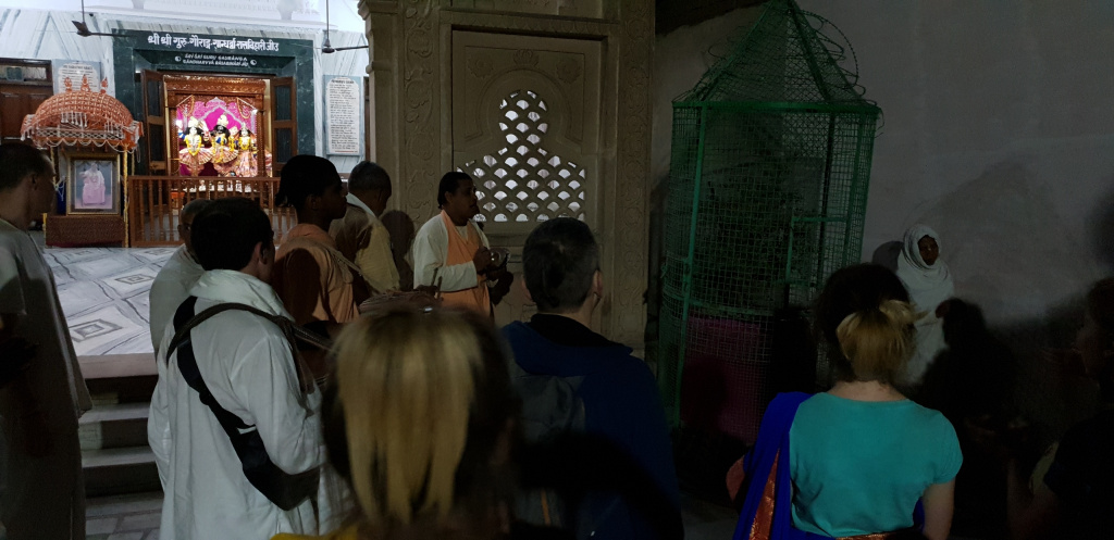 20190312_73_Арати в храме Шри Шри Гуру-Гаиранги Гандхарва Расабихариджиу.jpg